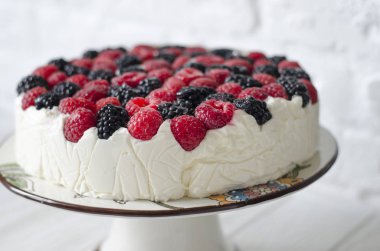 Ahududu ve böğürtlen ile agar üzerinde cheesecake  