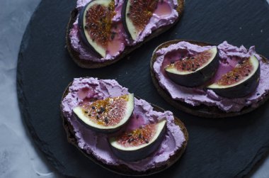 Bruschetta krem peynir ve bal ile incir ile  