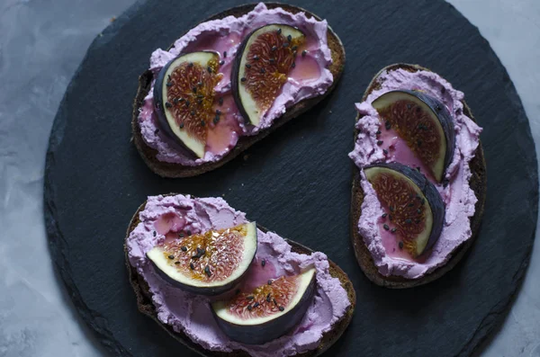 Bruschetta Med Färskost Och Fikon Med Honung — Stockfoto