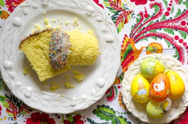 Yumurtalı paskalya pastası ve bir buket çiçek.  