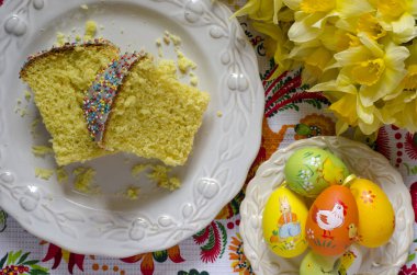Yumurtalı paskalya pastası ve bir buket çiçek.  