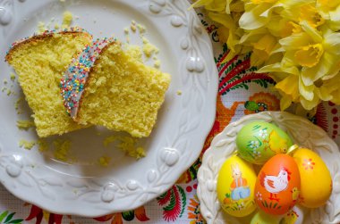 Yumurtalı paskalya pastası ve bir buket çiçek.  