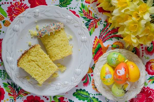 Ciasto wielkanocne z jajkami i bukiet kwiatów — Zdjęcie stockowe
