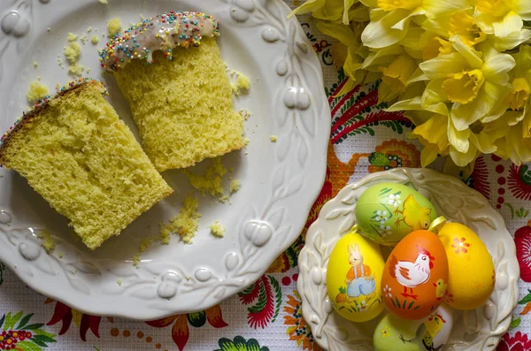 Пасхальний торт з яйцями і букет квітів — стокове фото