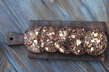 Kurutulmuş meyve fındık ve susam ile Çikolatalar  