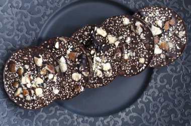 Kurutulmuş meyve fındık ve susam ile Çikolatalar  