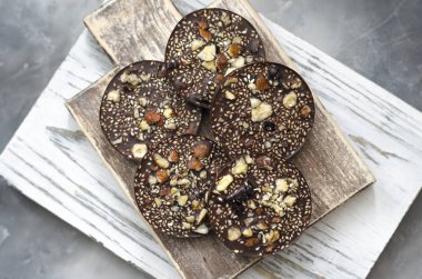 Kurutulmuş meyve fındık ve susam ile Çikolatalar  