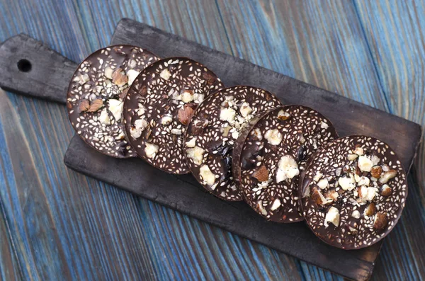 Chocolates con frutos secos y semillas de sésamo —  Fotos de Stock