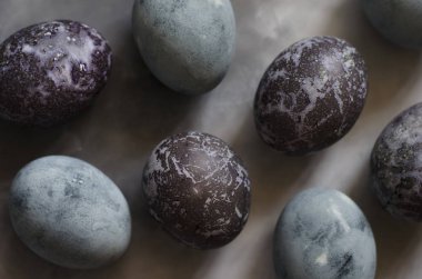 Güzel bir siyah tabak üzerinde Paskalya yumurtaları  