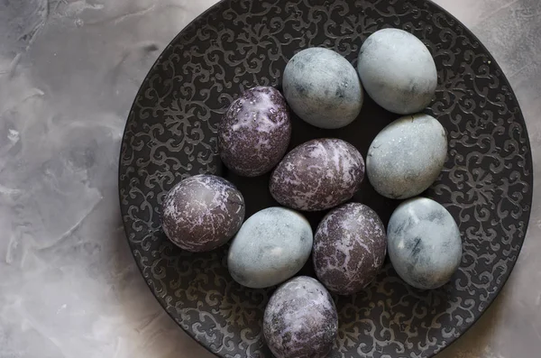 Güzel bir siyah tabak üzerinde Paskalya yumurtaları — Stok fotoğraf