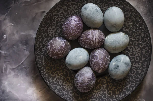 Güzel bir siyah tabak üzerinde Paskalya yumurtaları — Stok fotoğraf