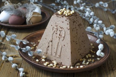 Yumurtalı paskalya pastası ve bir buket çiçek.    