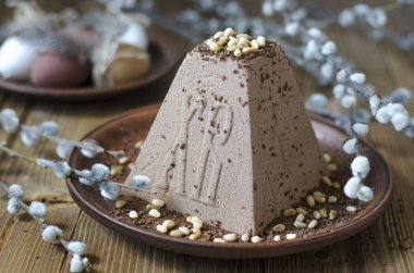 Yumurtalı paskalya pastası ve bir buket çiçek.    