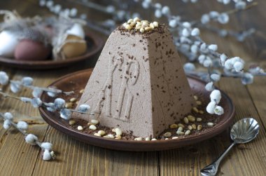 Yumurtalı paskalya pastası ve bir buket çiçek.    