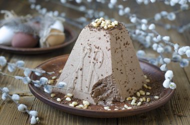 Yumurtalı paskalya pastası ve bir buket çiçek.    