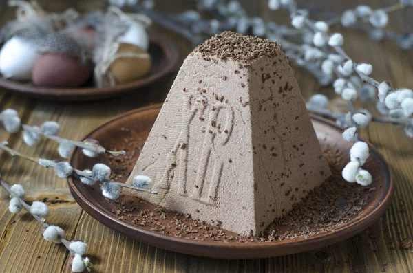 Bolo de Páscoa com ovos e um buquê de flores — Fotografia de Stock