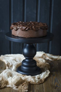 Çikolata Soslu Çikolatalı Cheesecake ve Ahududu  