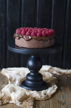 Çikolata Soslu Çikolatalı Cheesecake ve Ahududu  