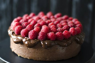 Çikolata Soslu Çikolatalı Cheesecake ve Ahududu  