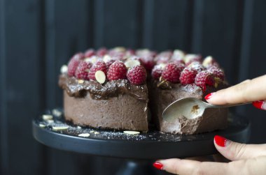 Çikolata Soslu Çikolatalı Cheesecake ve Ahududu  