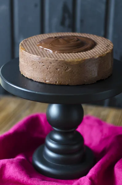 Pastel de queso de chocolate con salsa de chocolate y frambuesas —  Fotos de Stock