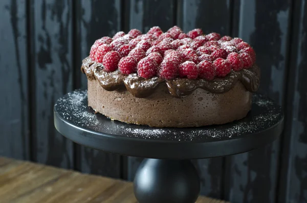 Pastel de queso de chocolate con salsa de chocolate y frambuesas —  Fotos de Stock