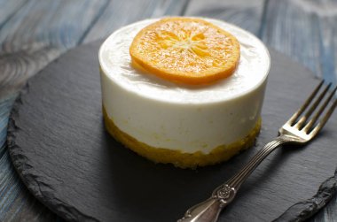 Tatlı için portakal ve kuru kayısı ile Cheesecake  