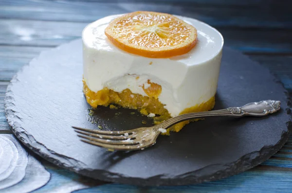 Tvarohový koláč s pomeranči a sušenými meruňky pro dezert — Stock fotografie