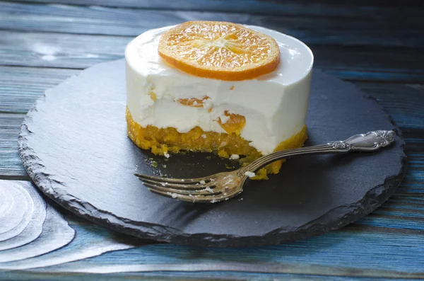 Tvarohový koláč s pomeranči a sušenými meruňky pro dezert — Stock fotografie