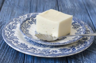 Kahvaltıda mavi tabaklarda elma ile Marshmallow  