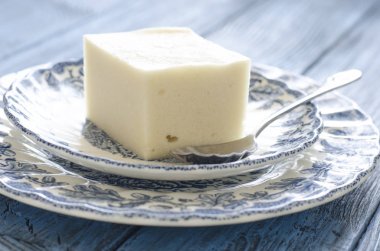 Kahvaltıda mavi tabaklarda elma ile Marshmallow  