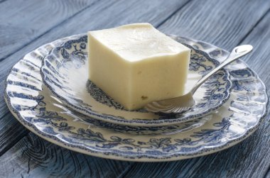 Kahvaltıda mavi tabaklarda elma ile Marshmallow  