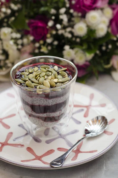 Budino di chia sul latte con ribes nero e bouquet — Foto Stock