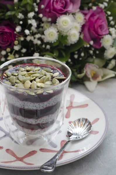 Chia Pudding auf Milch mit schwarzer Johannisbeere und Bouquet — Stockfoto