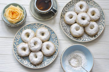 Buzlanma şekeri ile İspanyol bisküvi şarap halkaları  