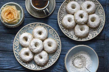 Buzlanma şekeri ile İspanyol bisküvi şarap halkaları  