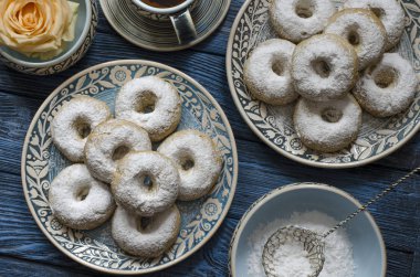 Buzlanma şekeri ile İspanyol bisküvi şarap halkaları  