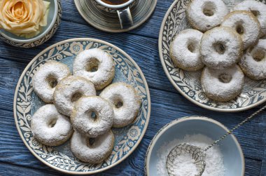 Buzlanma şekeri ile İspanyol bisküvi şarap halkaları  