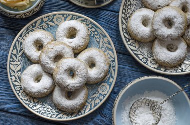 Buzlanma şekeri ile İspanyol bisküvi şarap halkaları  