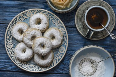 Buzlanma şekeri ile İspanyol bisküvi şarap halkaları  