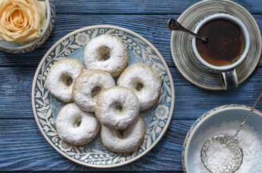 Buzlanma şekeri ile İspanyol bisküvi şarap halkaları  