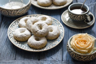 Buzlanma şekeri ile İspanyol bisküvi şarap halkaları  