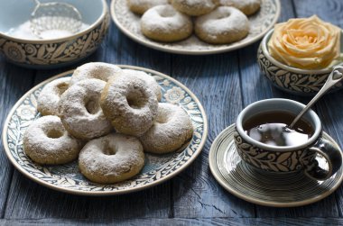 Buzlanma şekeri ile İspanyol bisküvi şarap halkaları  