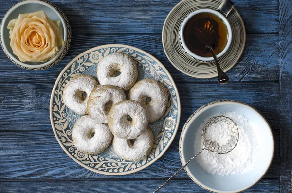 Buzlanma şekeri ile İspanyol bisküvi şarap halkaları  