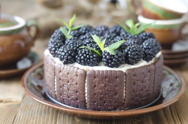 Lor krema ve böğürtlen ile pişirme olmadan Kek  