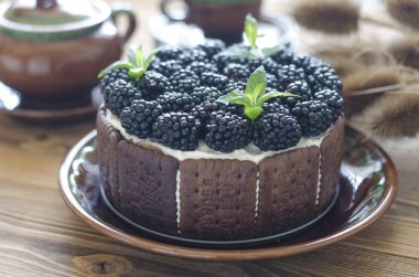 Lor krema ve böğürtlen ile pişirme olmadan Kek  