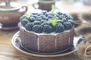 Lor krema ve böğürtlen ile pişirme olmadan Kek  