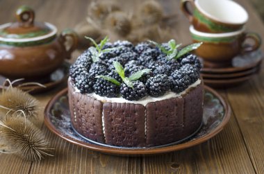 Lor krema ve böğürtlen ile pişirme olmadan Kek  