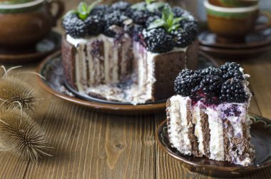 Lor krema ve böğürtlen ile pişirme olmadan Kek  