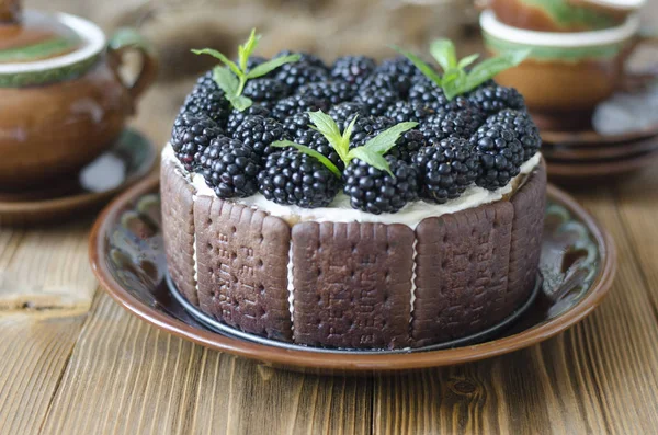 カードクリームとブラックベリーで焼かずのケーキ — ストック写真